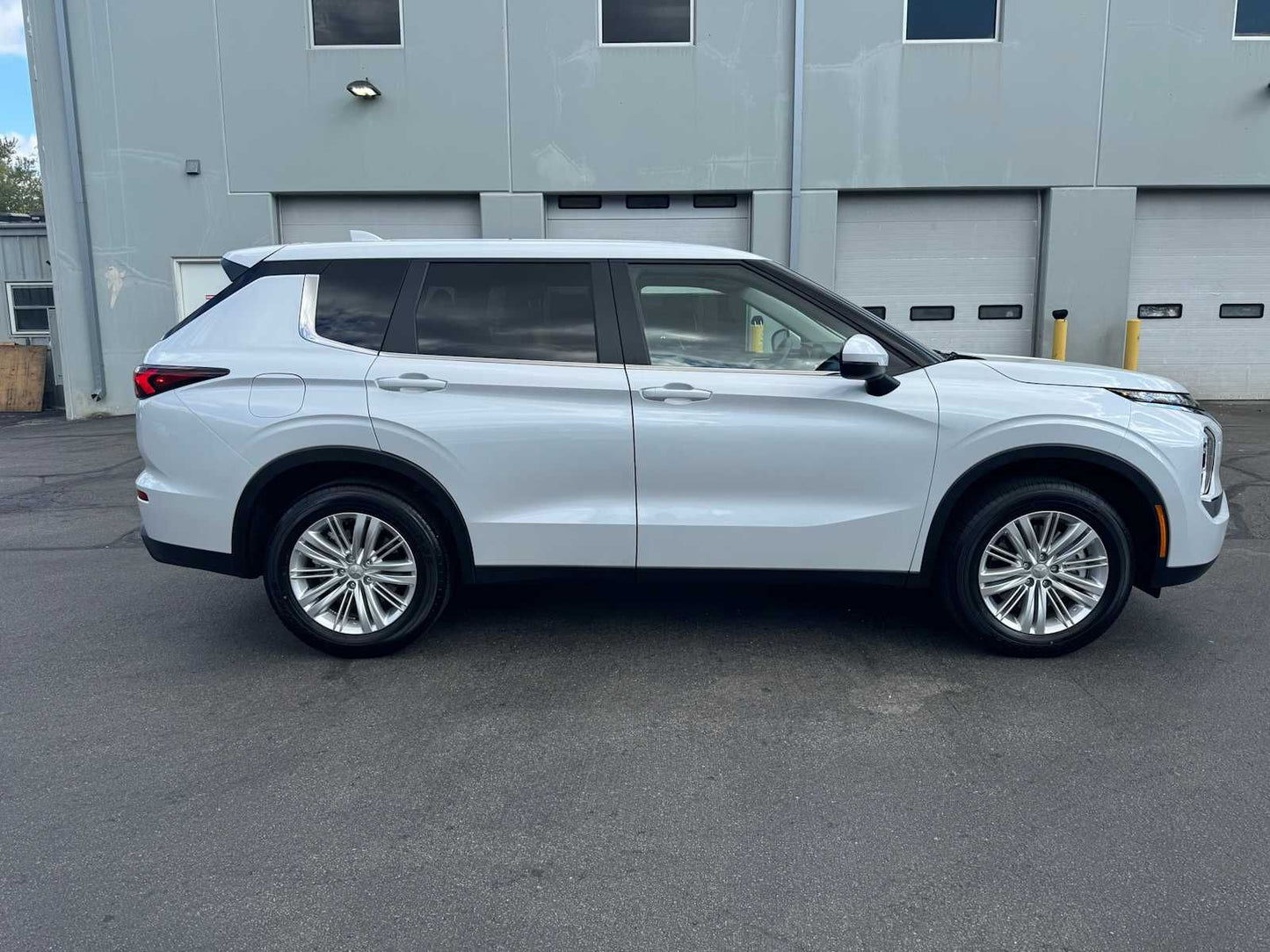 2025 MITSUBISHI OUTLANDER ES 7 PASSENGERS 15K MILES
