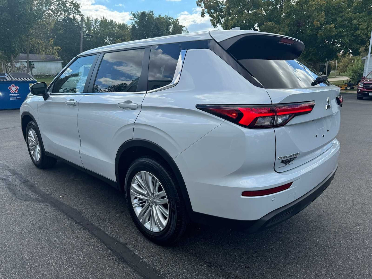 2025 MITSUBISHI OUTLANDER ES 7 PASSENGERS 15K MILES