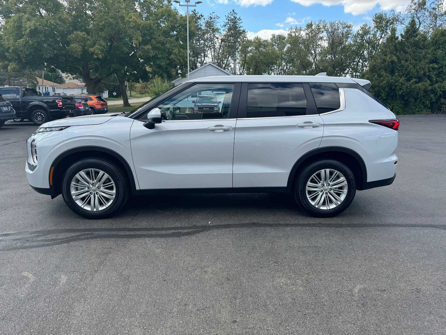 2025 MITSUBISHI OUTLANDER ES 7 PASSENGERS 15K MILES