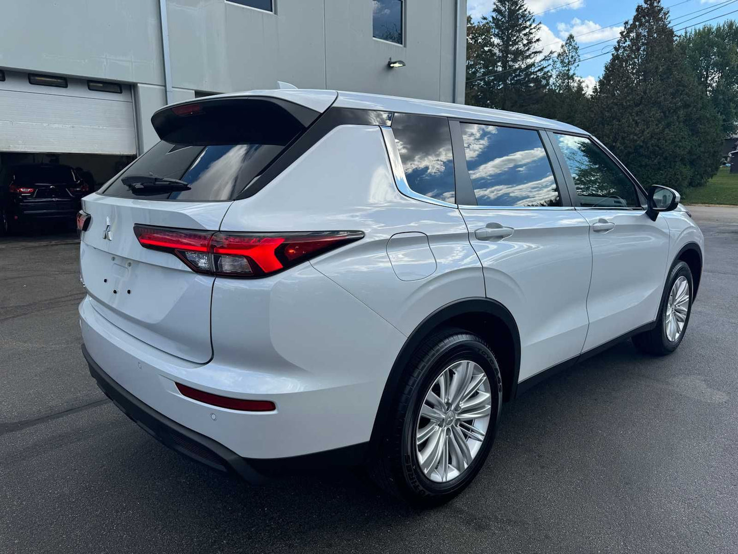 2025 MITSUBISHI OUTLANDER ES 7 PASSENGERS 15K MILES