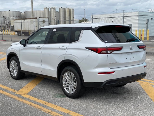 2024 MITSUBISHI OUTLANDER ES FWD 7 PASSENGERS
