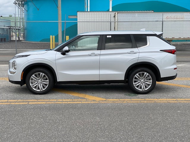 2024 MITSUBISHI OUTLANDER ES FWD 7 PASSENGERS