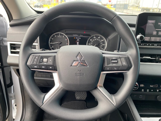 2024 MITSUBISHI OUTLANDER ES FWD 7 PASSENGERS